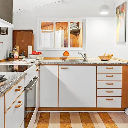 2 Bedroom Lovely In Hébergement de vacances *